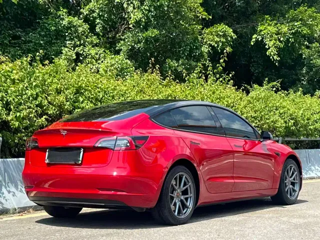 Tesla Model 3 — Фото автомобиля 18