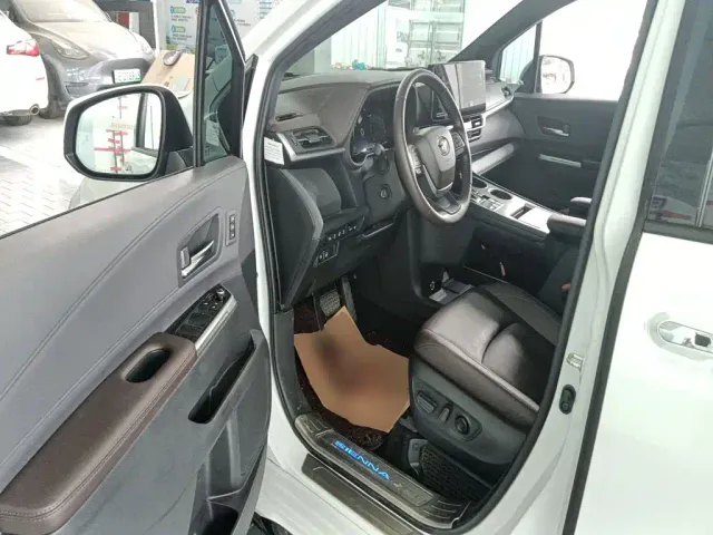 Toyota Sienna — Фото автомобиля 11