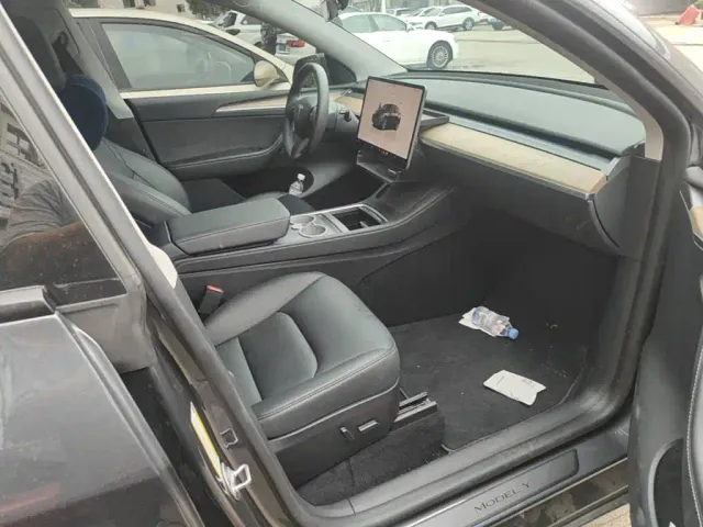 Tesla Model Y — Фото автомобиля 24