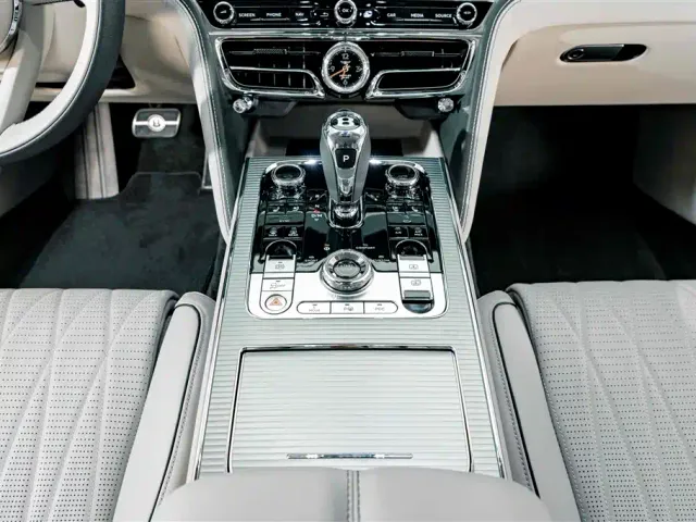 Bentley Flying Spur — Фото автомобиля 15
