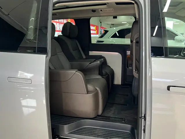 Li Auto MEGA — Фото автомобиля 11