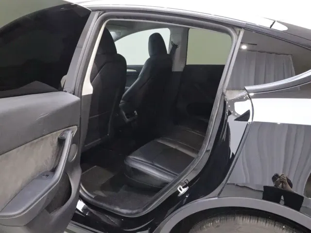 Tesla Model Y — Фото автомобиля 11