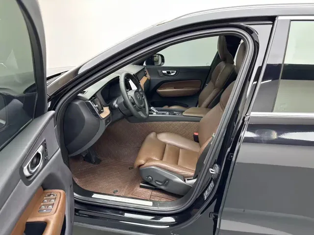 Volvo XC60 — Фото автомобиля 5