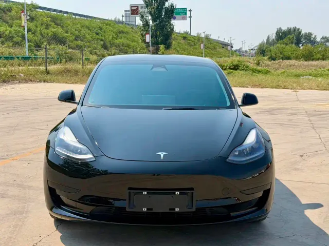 Tesla Model 3 — Фото автомобиля 2