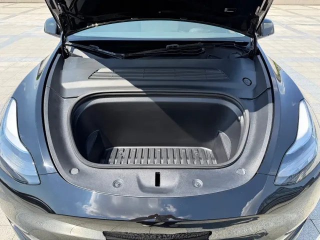 Tesla Model Y — Фото автомобиля 23