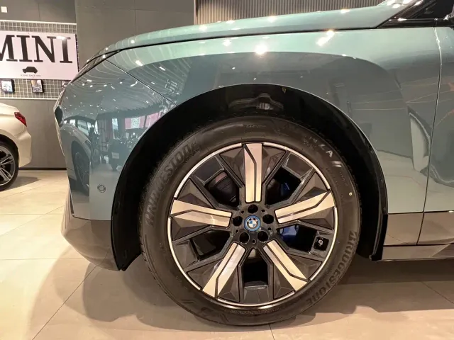 BMW iX — Фото автомобиля 4
