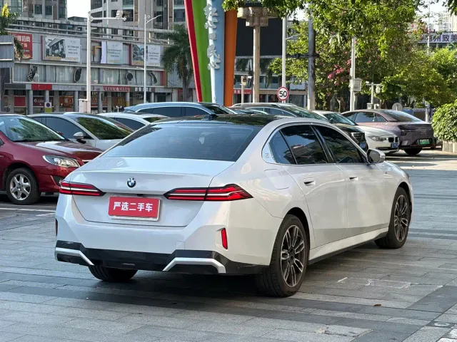 BMW 5 Series — Фото автомобиля 9