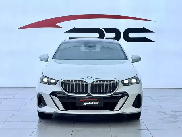 BMW 5 Series — Фото автомобиля 2