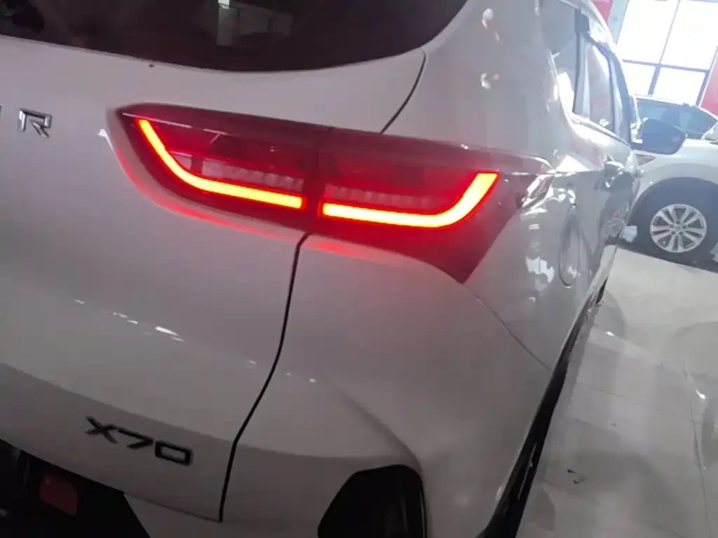 Jetour Jetour X70 2023 1.5T Manual Surpass Edition 5-seater — Фото автомобиля 7