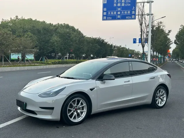 Фотография автомобиля — Tesla Model 3