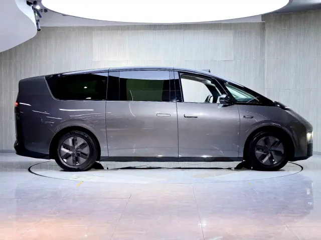 Li Auto MEGA — Фото автомобиля 3