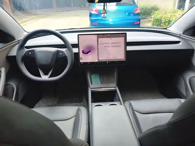 Tesla Model 3 — Фото автомобиля 9