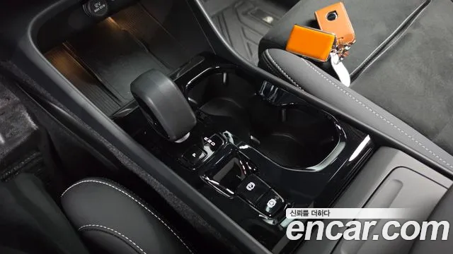 Вольво XC40 B4 Black Edition — Фото автомобиля 9