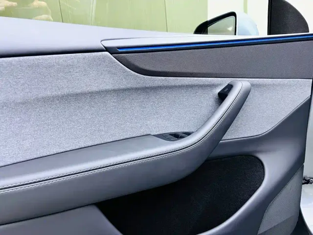 Tesla Model Y — Фото автомобиля 11