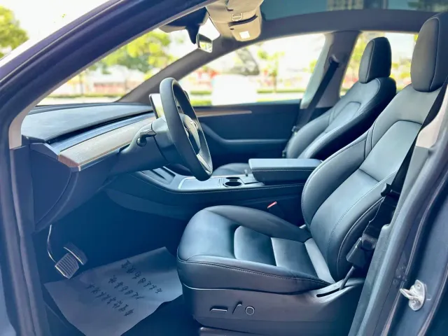 Tesla Model Y — Фото автомобиля 12