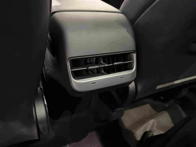 Tesla Model Y — Фото автомобиля 17