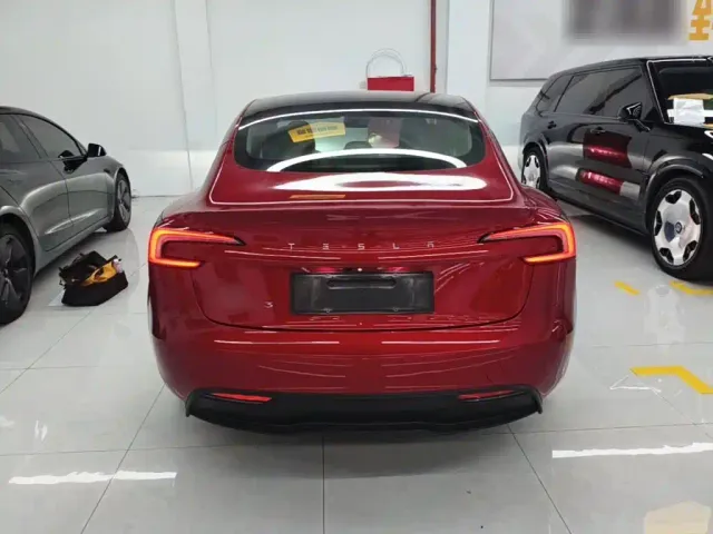 Tesla Model 3 — Фото автомобиля 5