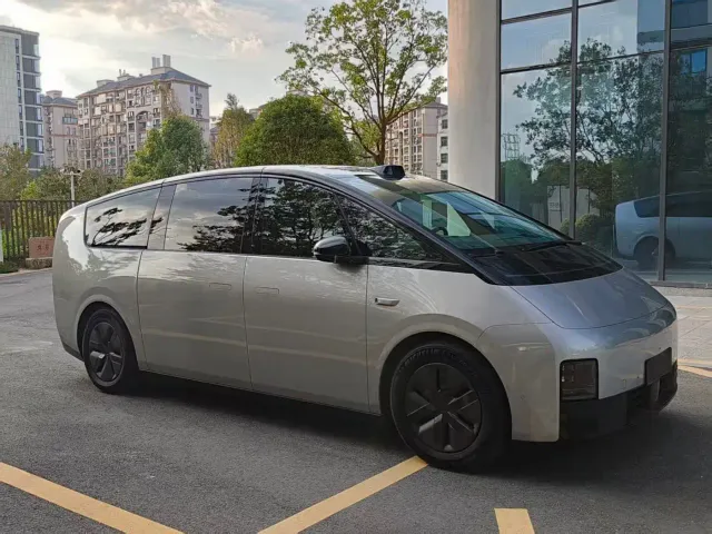 Li Auto MEGA — Фото автомобиля 3