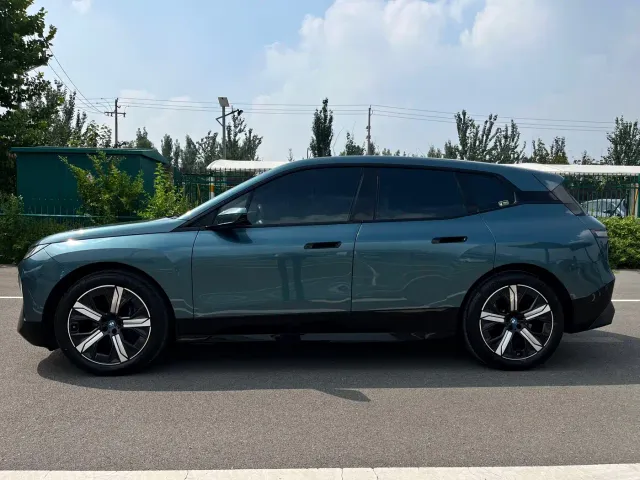 BMW iX — Фото автомобиля 4