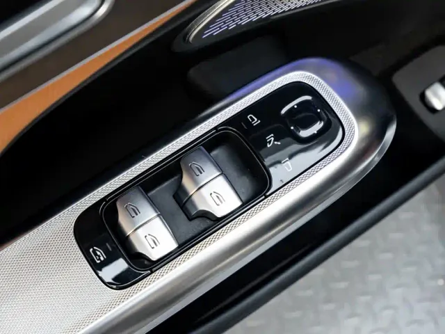 Mercedes-Benz E-Class — Фото автомобиля 24