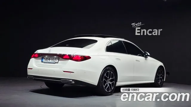 Mercedes-Benz E-Class — Фото автомобиля 2