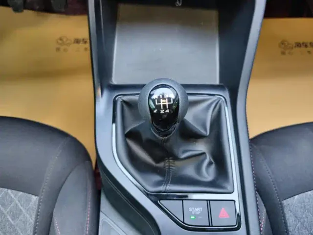 Roewe i5 — Фото автомобиля 16