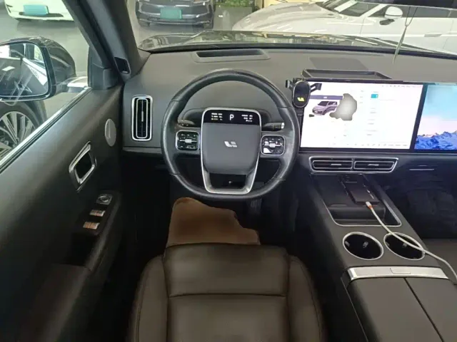 Li Auto L8 — Фото автомобиля 10