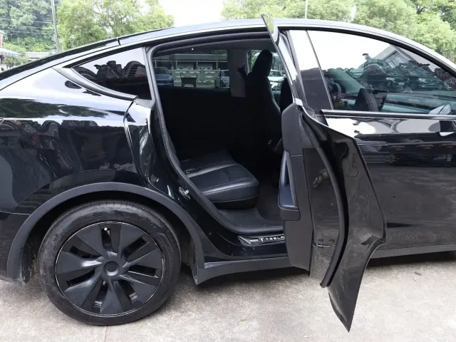 Tesla Model Y — Фото автомобиля 21