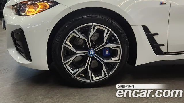 BMW i4 — Фото автомобиля 5