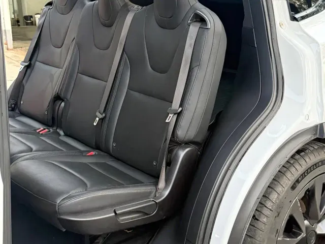 Tesla Model X — Фото автомобиля 12