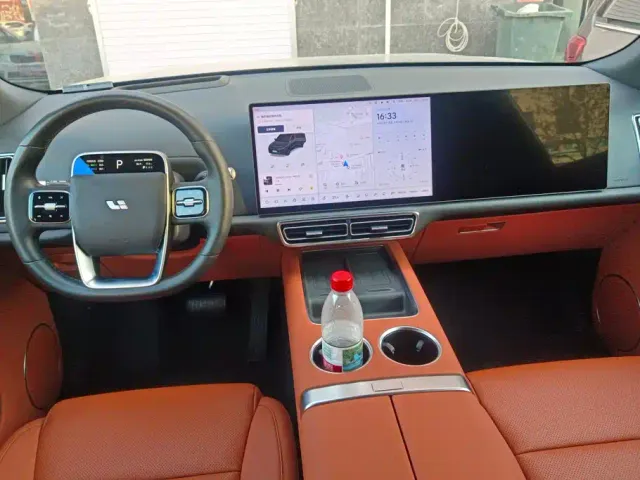 Li Auto L8 — Фото автомобиля 12