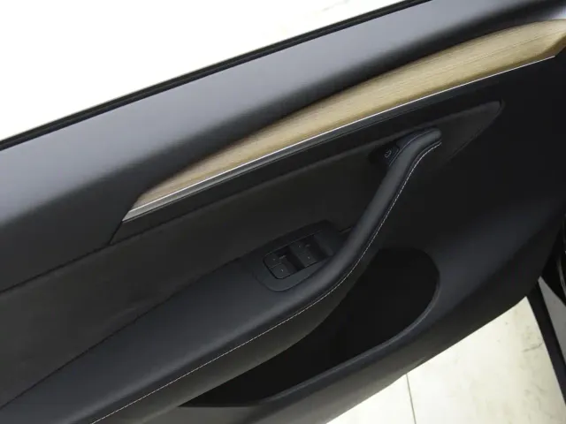 Tesla Model Y — Фото автомобиля 9