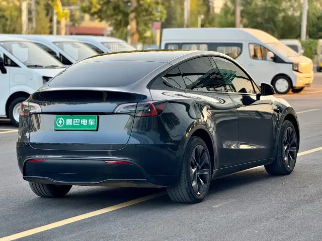Tesla Model Y — Фото автомобиля 8