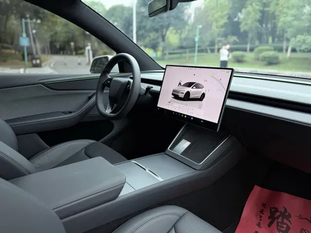 Tesla Model Y — Фото автомобиля 8