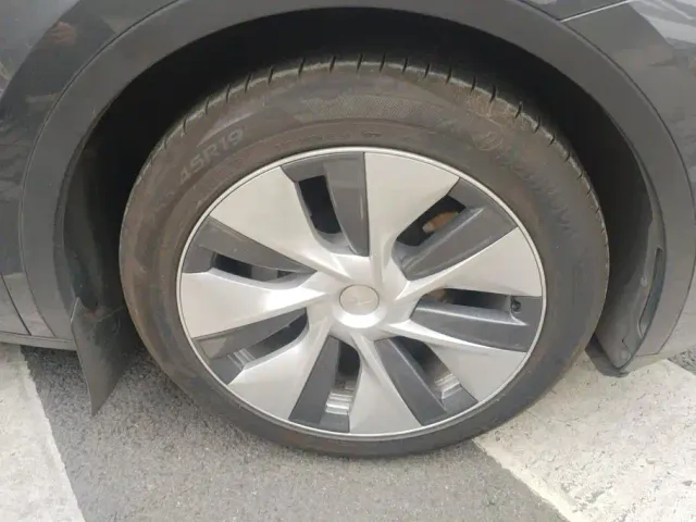 Tesla Model Y — Фото автомобиля 6