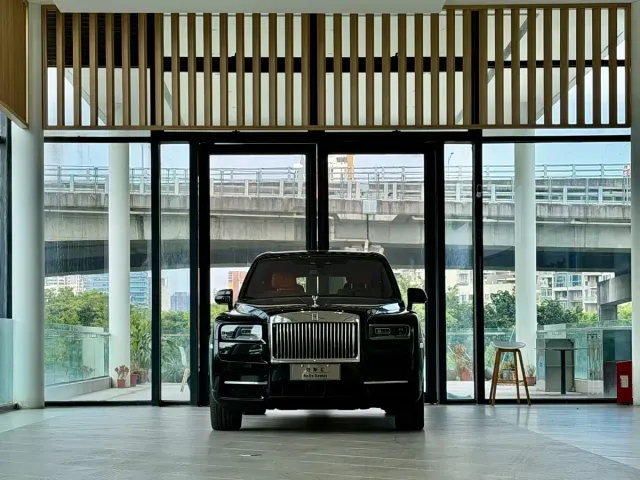 Rolls-Royce Cullinan — Фото автомобиля 2
