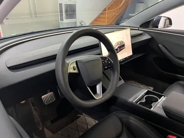 Tesla Model 3 — Фото автомобиля 10