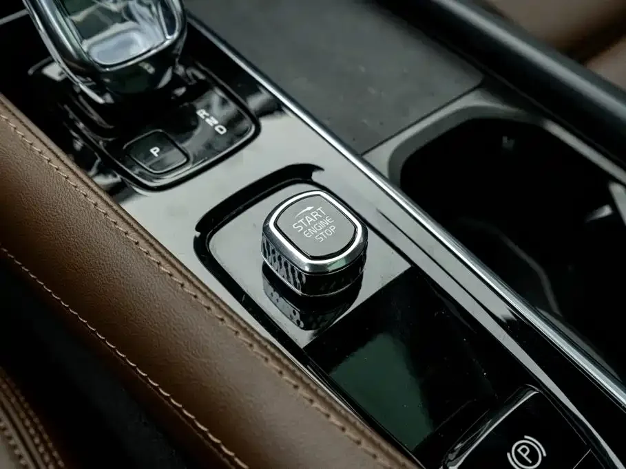 Volvo Volvo XC90 Plug-in Hybrid 2022 E-Drive Hybrid T8 Smart Premium Luxury 7-Seater — Фото автомобиля 17