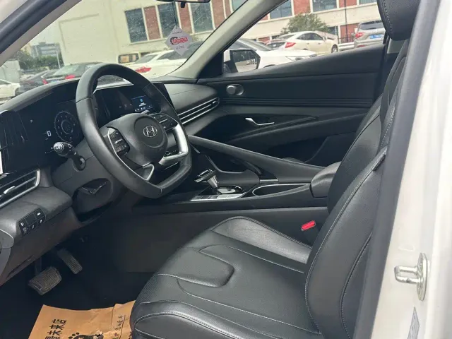 Hyundai Elantra — Фото автомобиля 4
