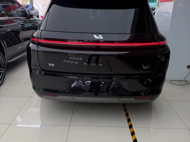 Li Auto L8 — Фото автомобиля 4