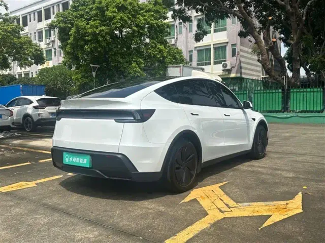 Tesla Model Y — Фото автомобиля 12
