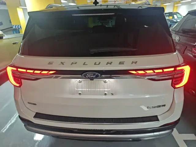 Ford Explorer — Фото автомобиля 5