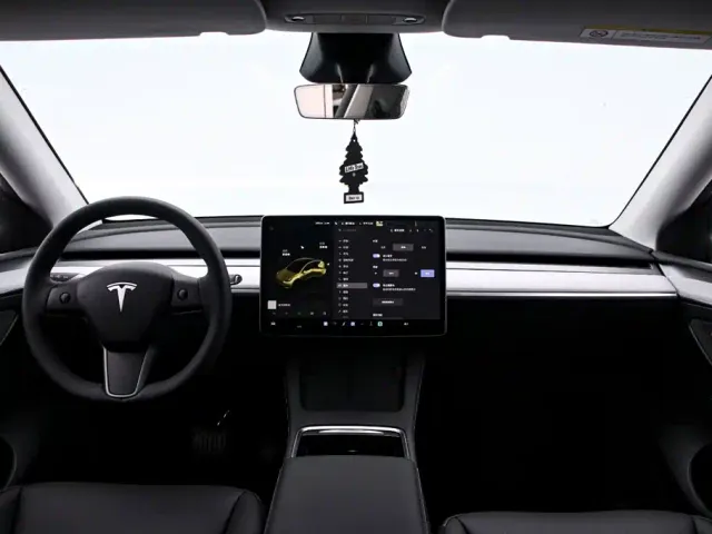 Tesla Model Y — Фото автомобиля 5
