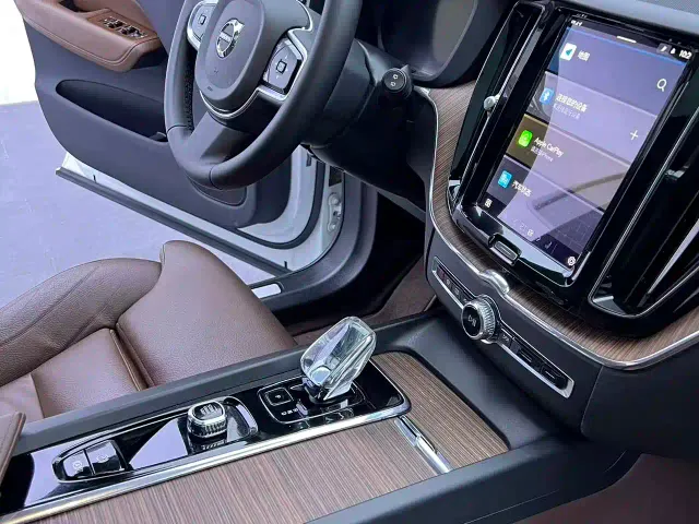 Volvo XC60 — Фото автомобиля 9