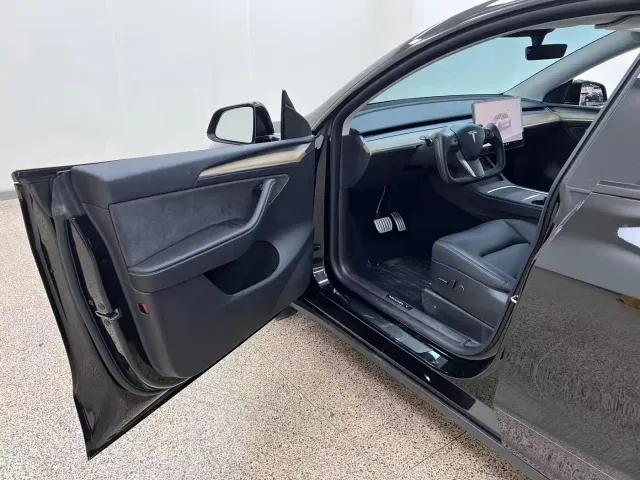 Tesla Model Y — Фото автомобиля 12