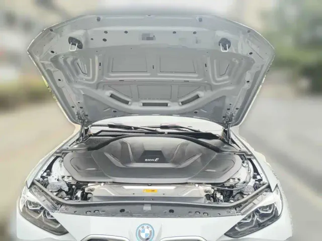 BMW i4 — Фото автомобиля 3
