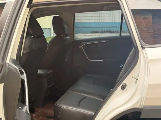 Toyota RAV4 — Фото автомобиля 15