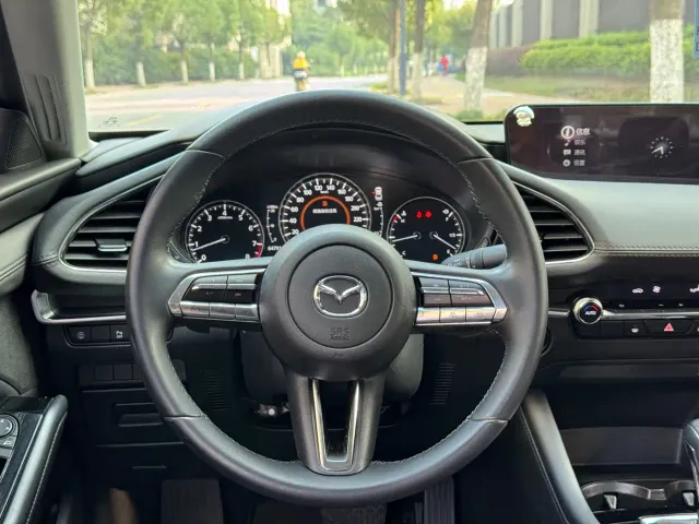 Mazda Axela — Фото автомобиля 7