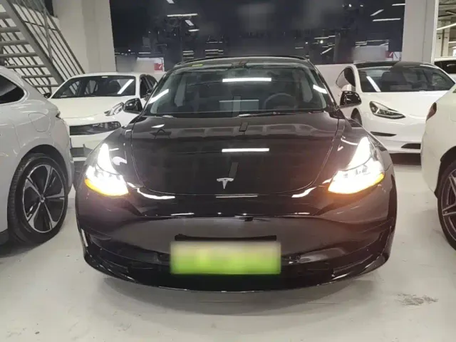 Tesla Model 3 — Фото автомобиля 2