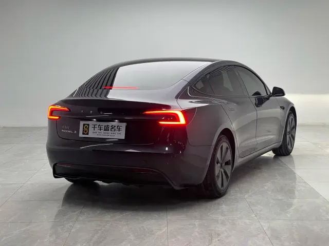 Tesla Model 3 — Фото автомобиля 6